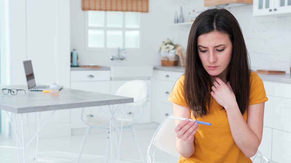Mujer se realiza prueba de embarazo para comprobar efectividad del método anticonceptivo. Mujer se realiza prueba de embarazo para comprobar efectividad del método anticonceptivo.