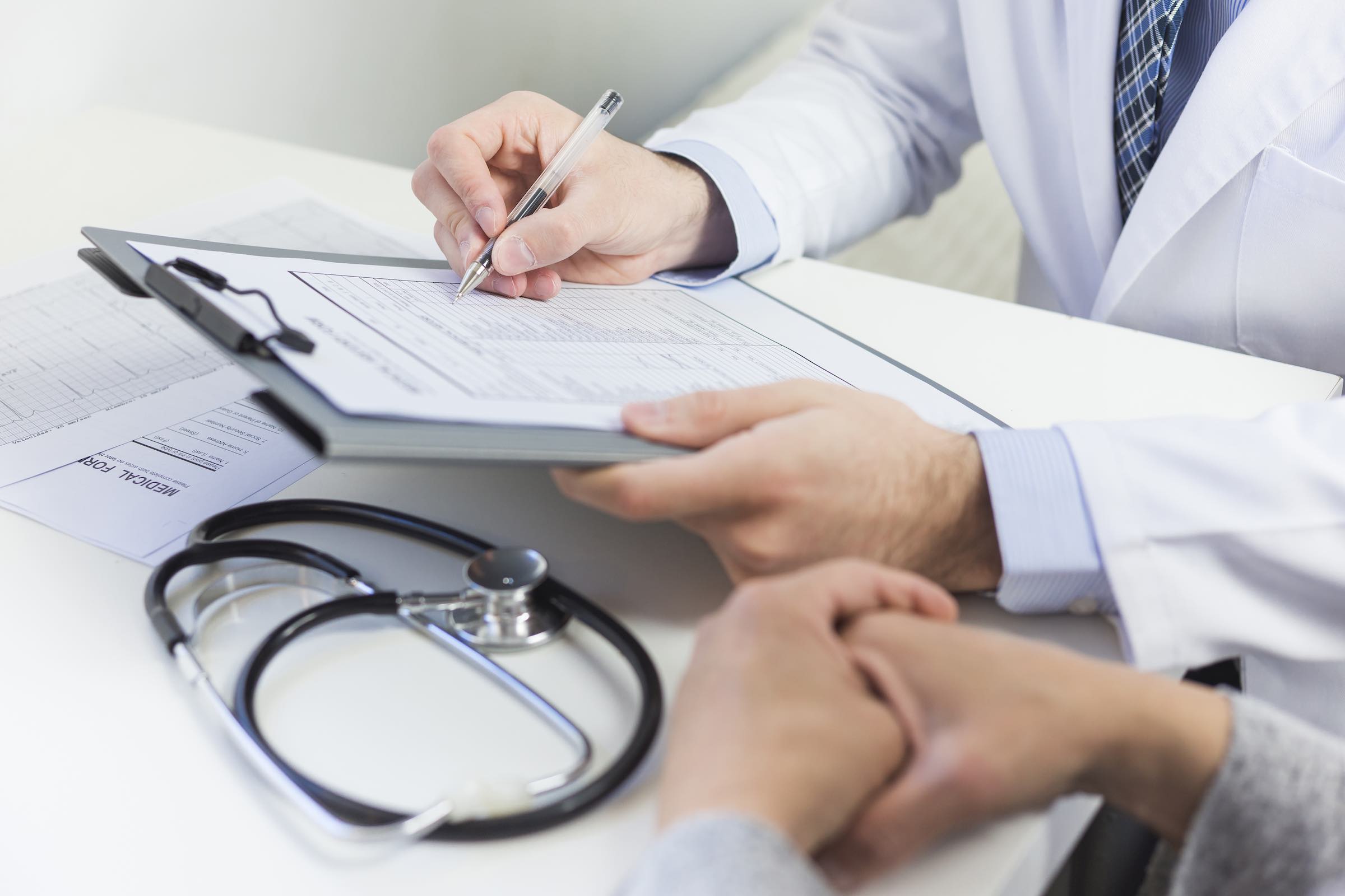 Paciente en consulta médica para diagnóstico y tratamiento de la sífilis (estos títulos no aparecen de forma visible. Son indicaciones a tener en cuenta al subir el artículo en el blog). Paciente en consulta médica para diagnóstico y tratamiento de la sífilis (estos títulos no aparecen de forma visible. Son indicaciones a tener en cuenta al subir el artículo en el blog).