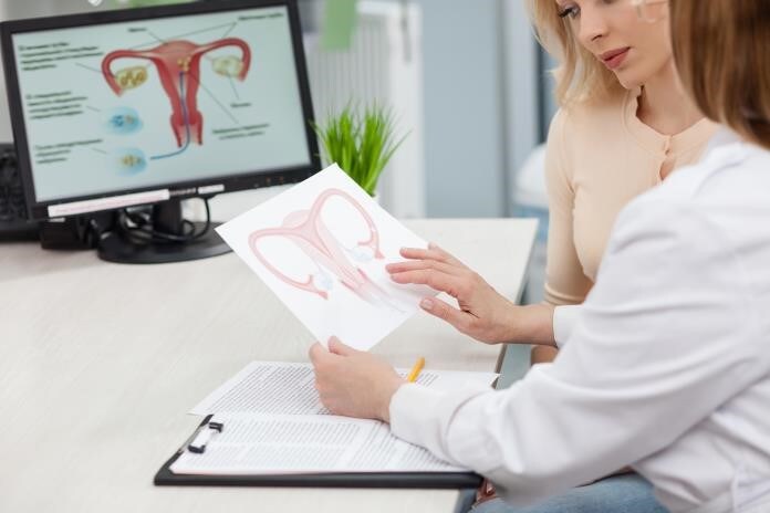 Ginecóloga y paciente Ginecológa enseñando a paciente métodos anticonceptivos hormonales