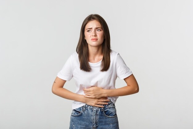 Joven con dolor menstrual Joven con dolores menstruales por síndrome premenstrual