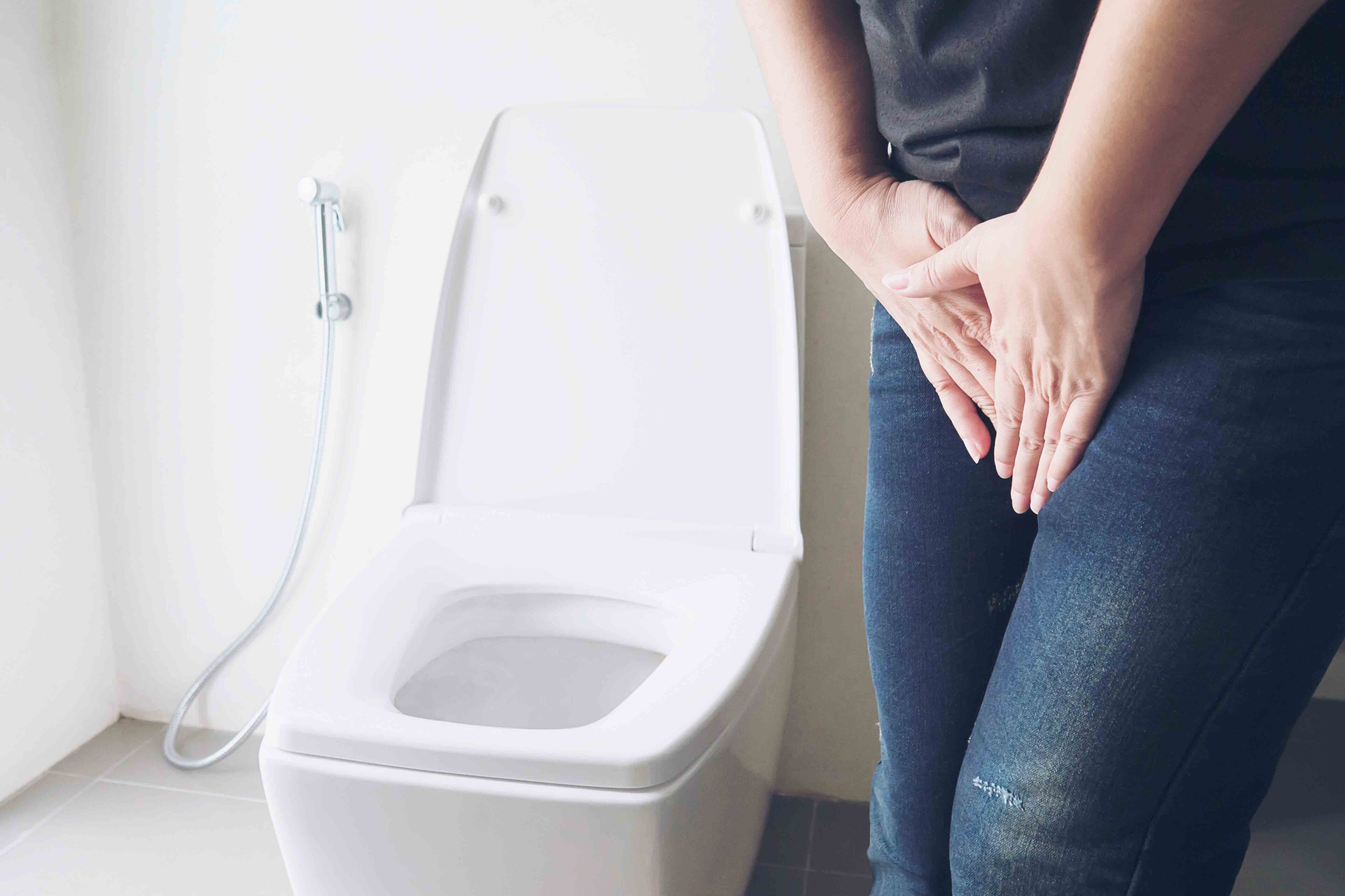 Mujer con dolor al orinar Mujer con dolor al orinar