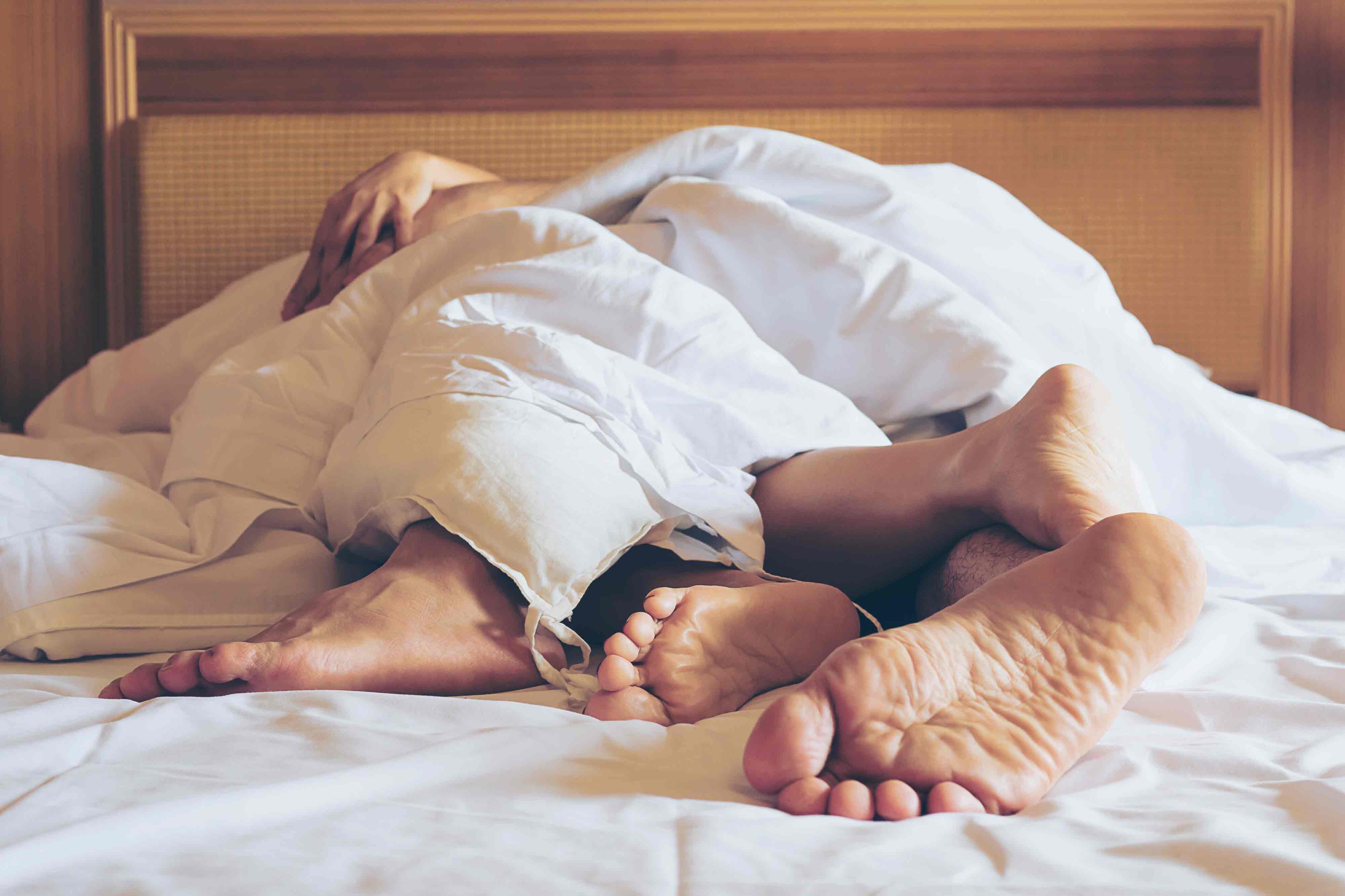 Pareja activa en la cama Pareja sexualmente activa en la cama