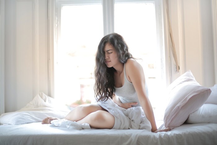 Title Mujer con dismenorrea en abdomen bajo
