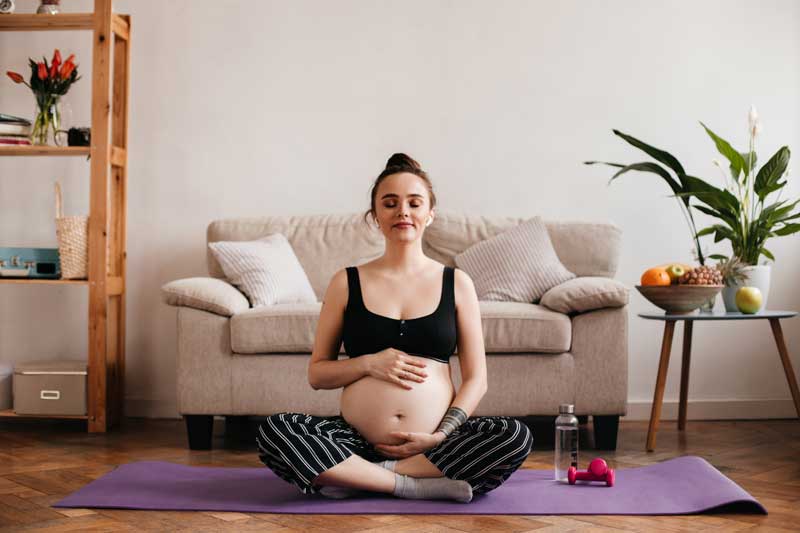 Title Mujer tumbada en la cama practicando ejercicios de kegel