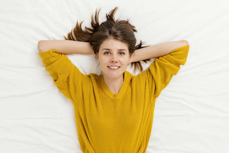 Title Mujer tumbada en la cama practicando ejercicios de kegel