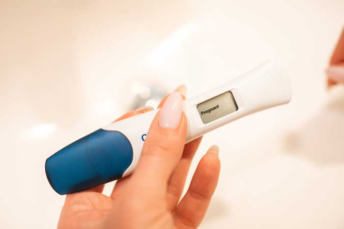 Title Mujer con test de embarazo preocupada por posible embarazo por que no le baja la regla