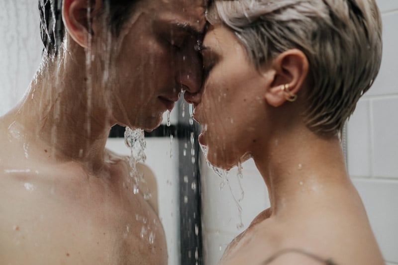 Pareja teniendo sexo con la regla en la ducha Pareja teniendo sexo con la regla en la ducha