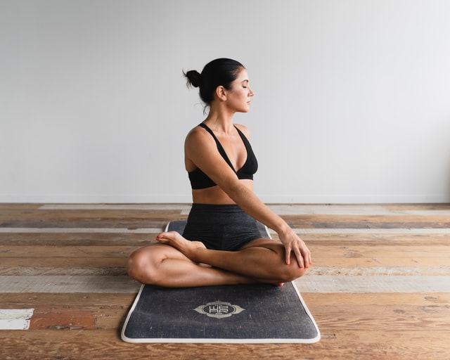 Chica haciendo yoga con la regla