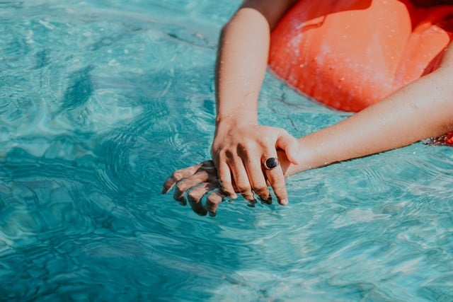 Title Chica en piscina con riesgo de candidiasis