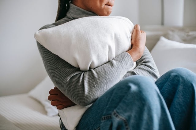 Title Chica con picores producidos por la candidiasis