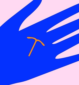 Chica con cólicos menstruales, un síntoma de la regla.