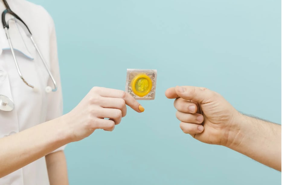 Medico mostrando resultados a pacientes