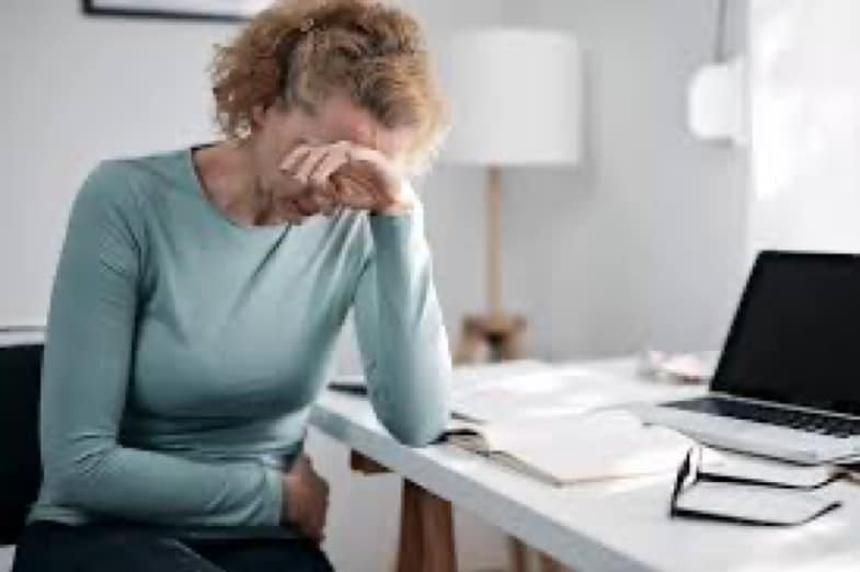 Mujer soportando dolor de vientre