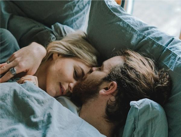 Pareja dándose un beso