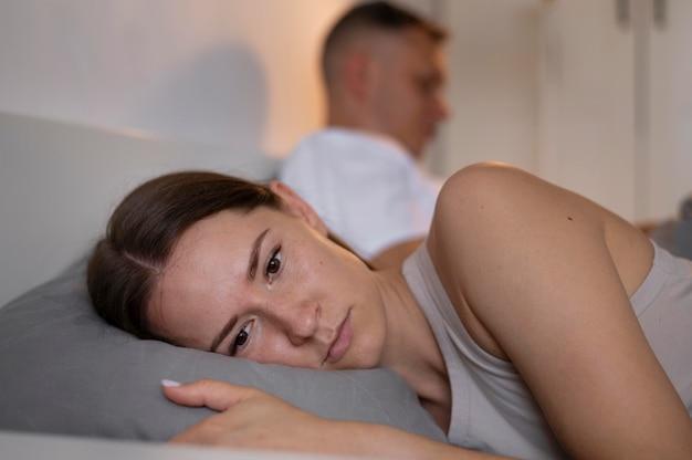 Mujer con cara triste con su pareja